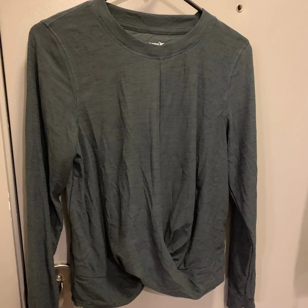 Old Navy Active Relaxed Top Long Sleeve Gym Yoga Twist-Hem Shirt Women Size M - Image 2