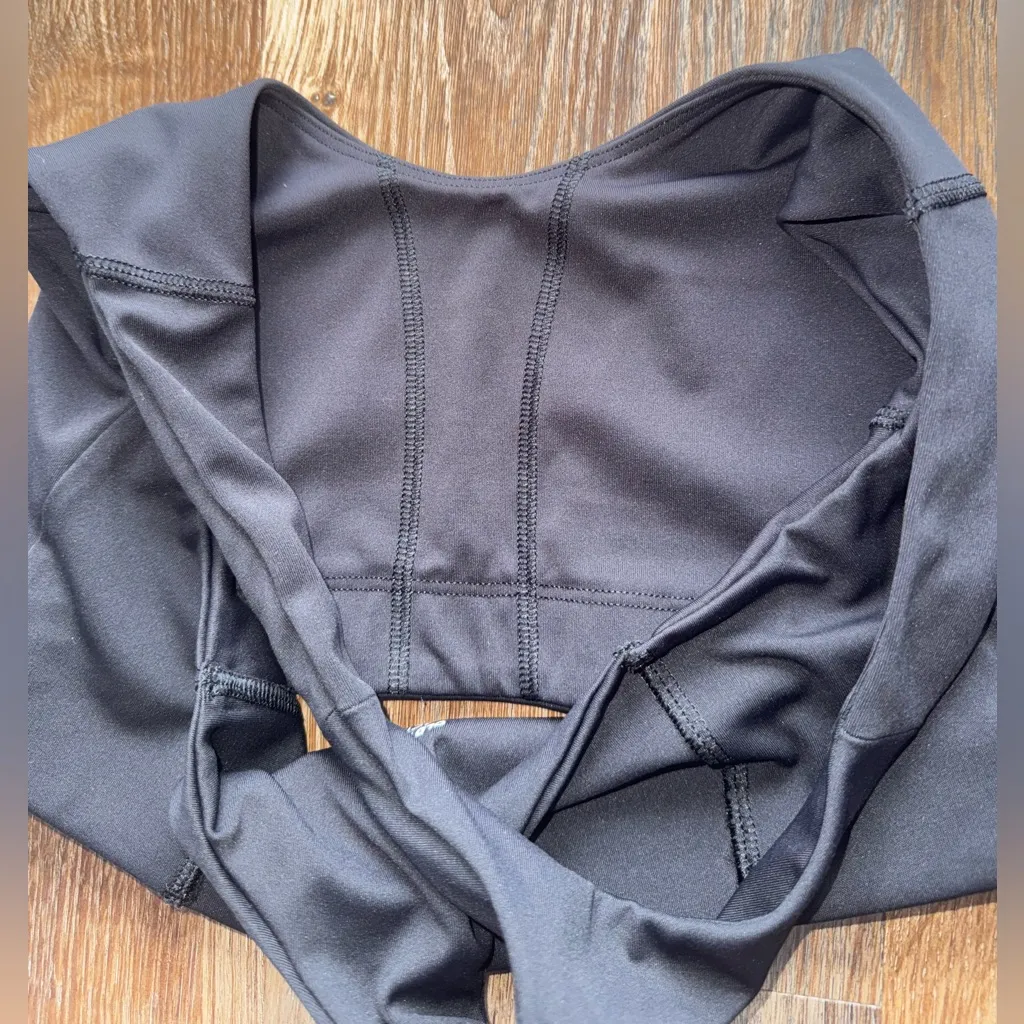 Old Navy Black Sports Bra - Image 6