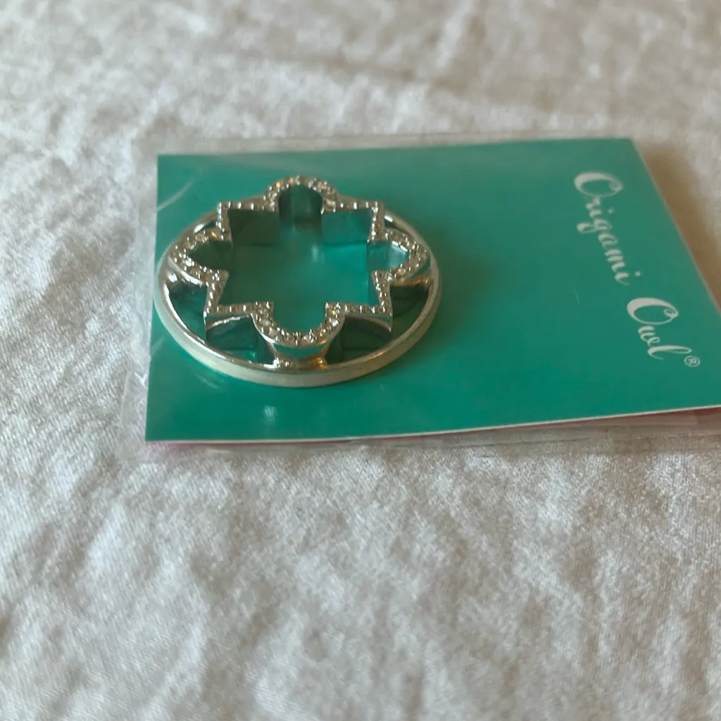 Origami Owl: Medium Silver Tone Twisting Locket Base - Image 7