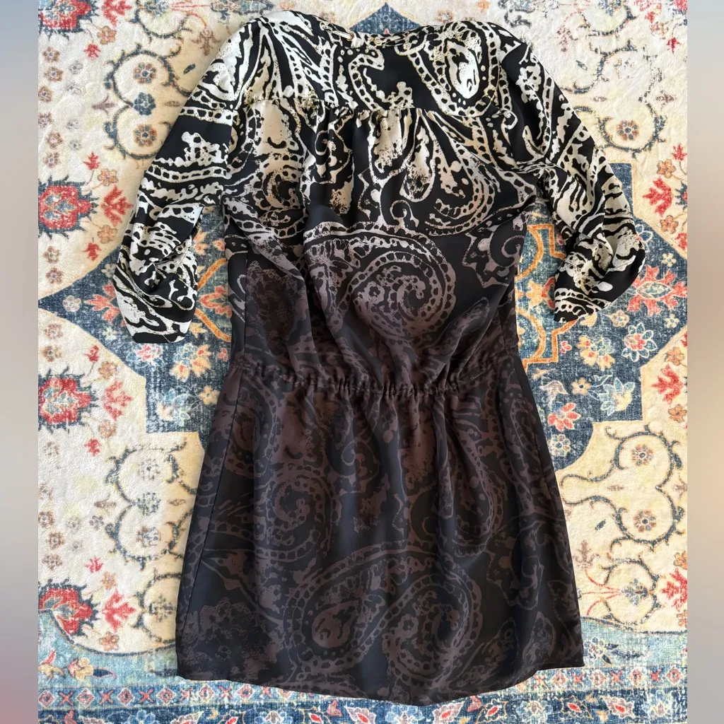 211 Le Chateau Black and Cream Patterned Top Resortwear Vacation - Image 2