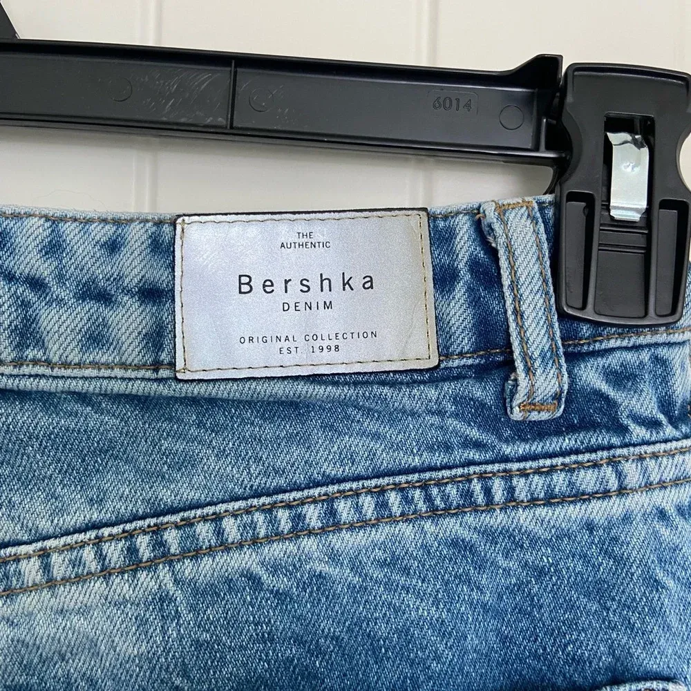 EUC | Bershka women’s light wash ripped straight cut jeans —‎ size 6 - Image 5