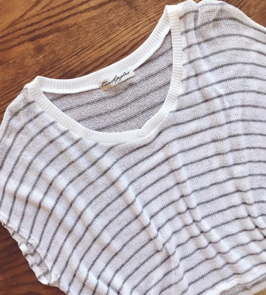 White And Grey Striped v - Image 3