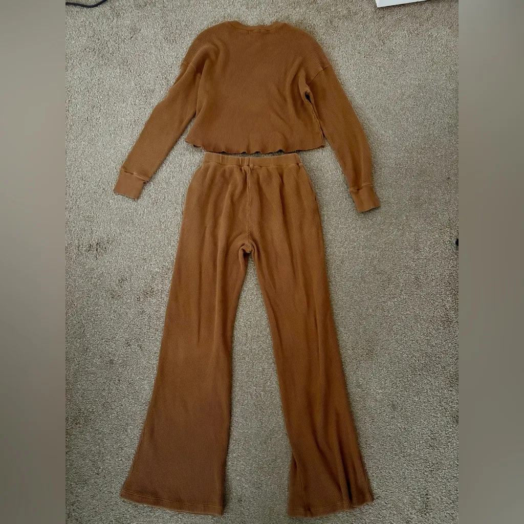 Monrow Waffle Knit Lounge Set Cropped Sweater & Mid - Image 5