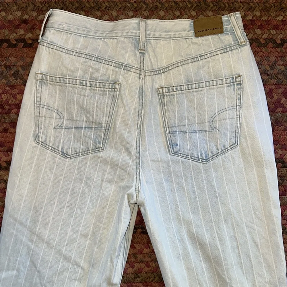 AMERICAN EAGLE LIGHT WASH VERTICAL STRIPE SKINNY JEANS - Image 4