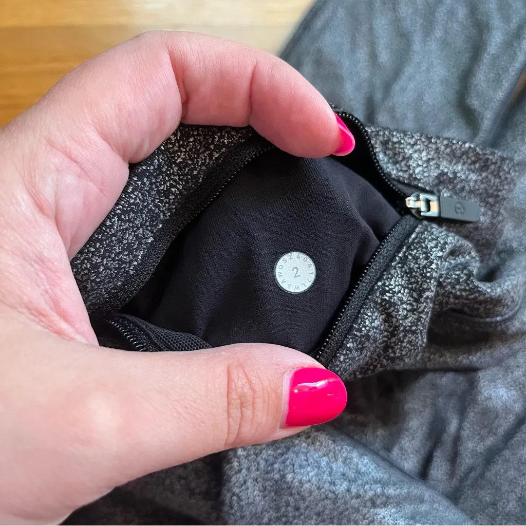 Lululemon Speed Up Tight Full-On Luxtreme 28"
Luminosity Foil Print size 2 - Image 6