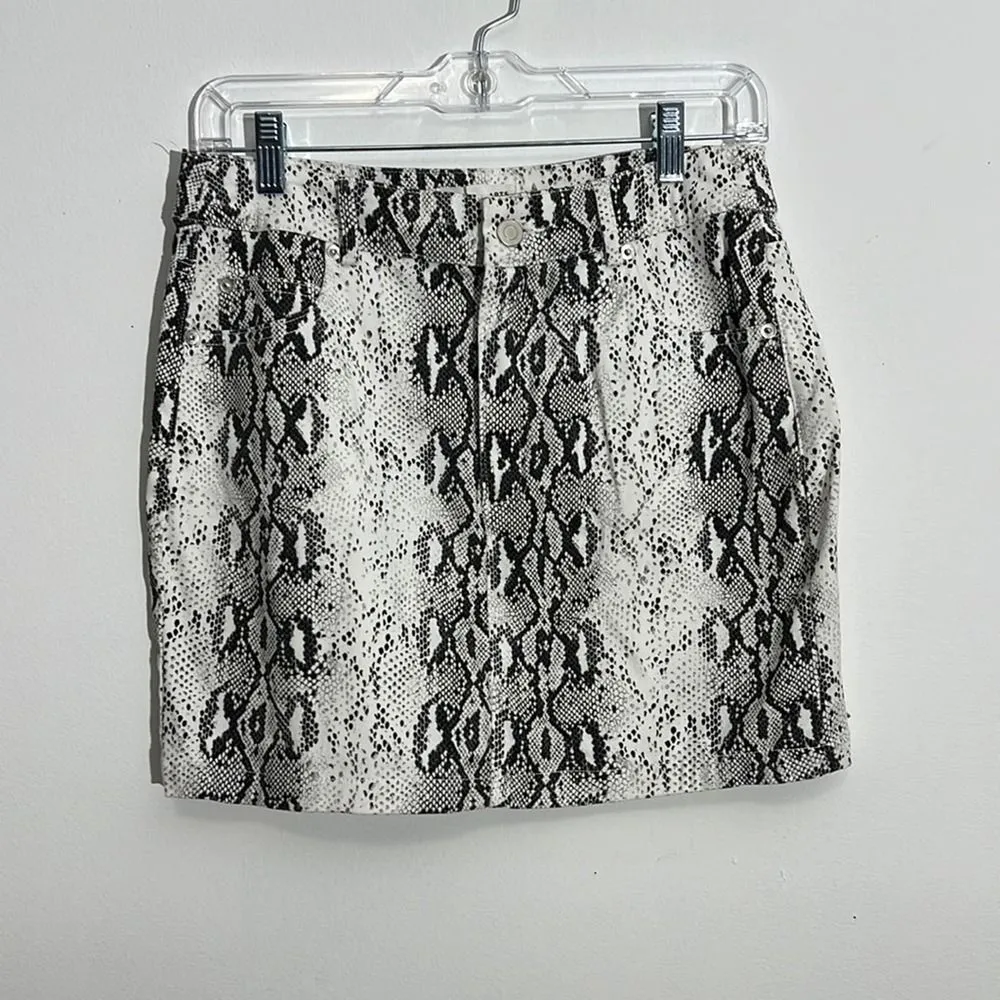 Stolen Hearts White Black Gray Snake Print Mini Skirt Size M - Image 2