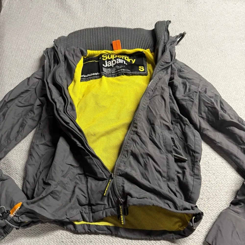 Superdry The Wincheater Grey & Yellow Windbreaker Winter Jacket Size Small EUC - Image 4