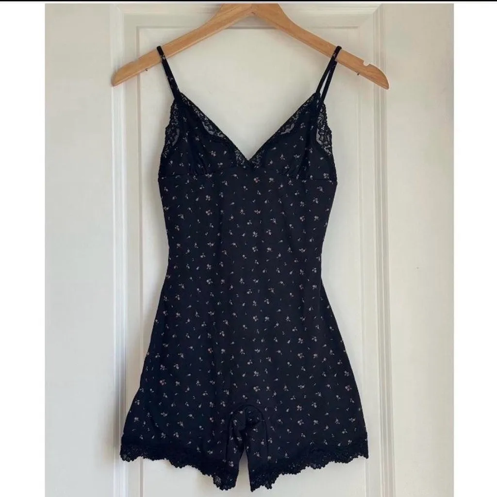 NWT Skims Fits Everybody Lace Triangle Onesie MEDIUM - Image 2