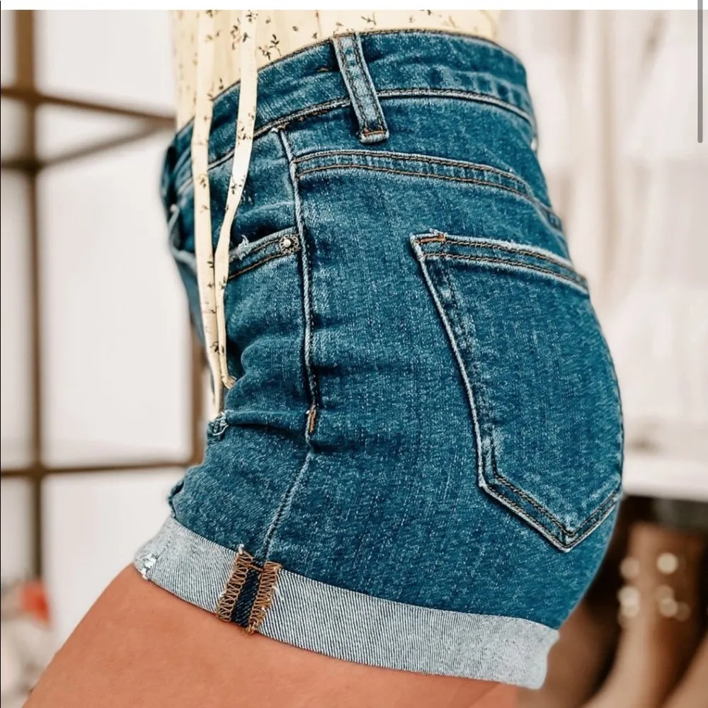 AROUND TOWN HIGH RISE BUTTON-FLY ROLLED HEM SHORTS (DARK) - Image 4