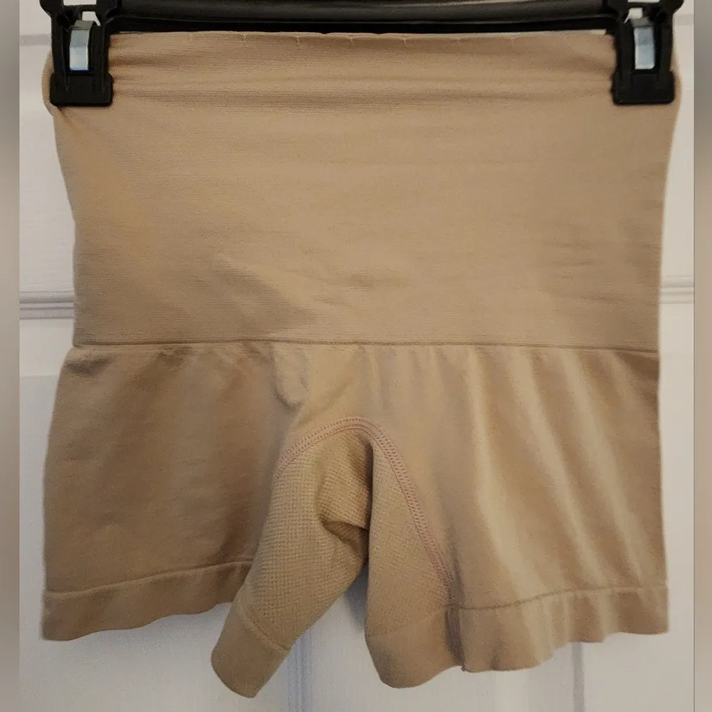 NWOT Secret Possessions Shapewear Beige Nude Shaping Spandex Shorts Size Medium - Image 2