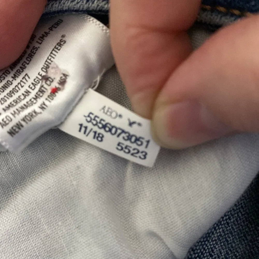 American Eagle distressed denim hi-rise mini skirt fringe hem size 8 - Image 10