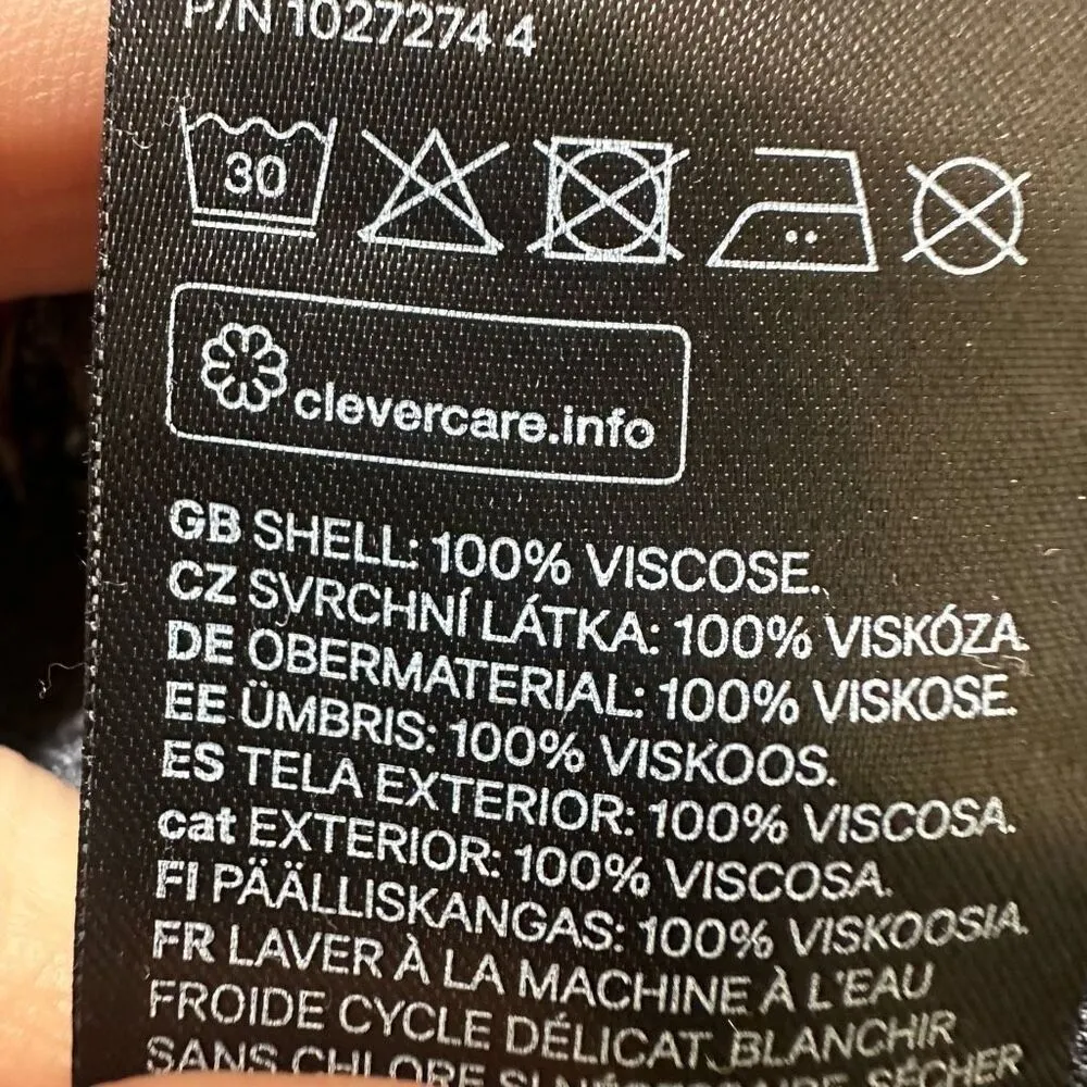 H & M black floral puff sleeve short sleeved top - Image 8