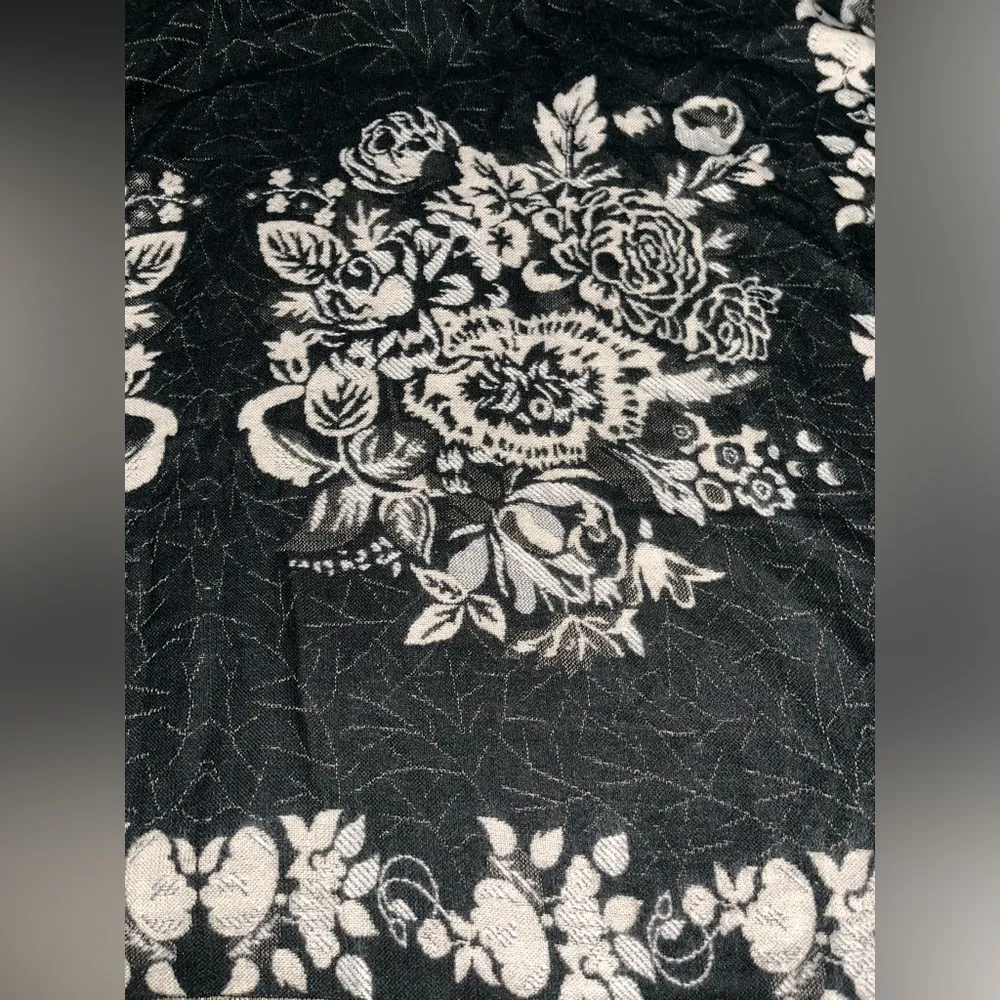 Jobis Oversized Floral Shawl Wrap Poncho Black Size undefined - Image 2