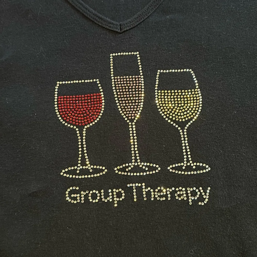 CHRIS’S STUFF GROUP THERAPY WINE GLASS RHINESTONE BAR DRINKING TEE Black - Image 4