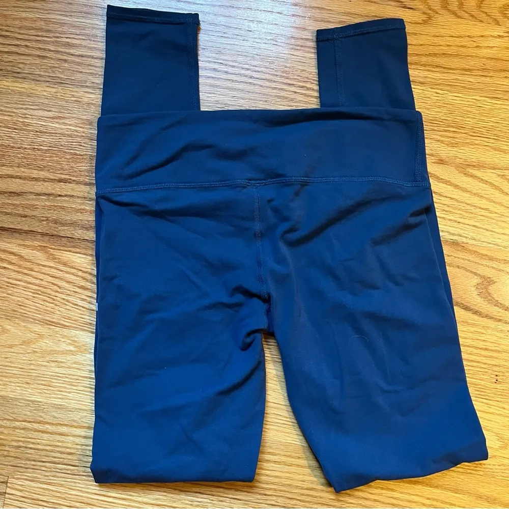 Alo Yoga blue leggings likely size small or medium - Image 3