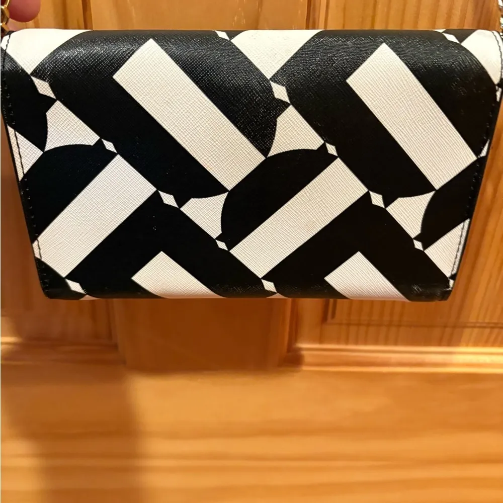 Trina Turk Trifold Crossbody Wallet phone bag Geometric black & whit gold chain - Image 3