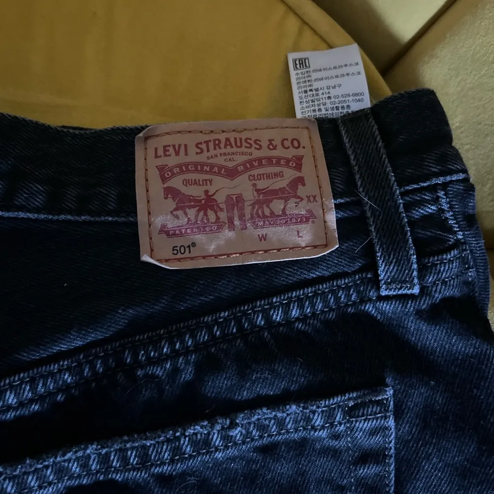 Levi's 501 Women's Black Denim Shorts size 27 - Image 3