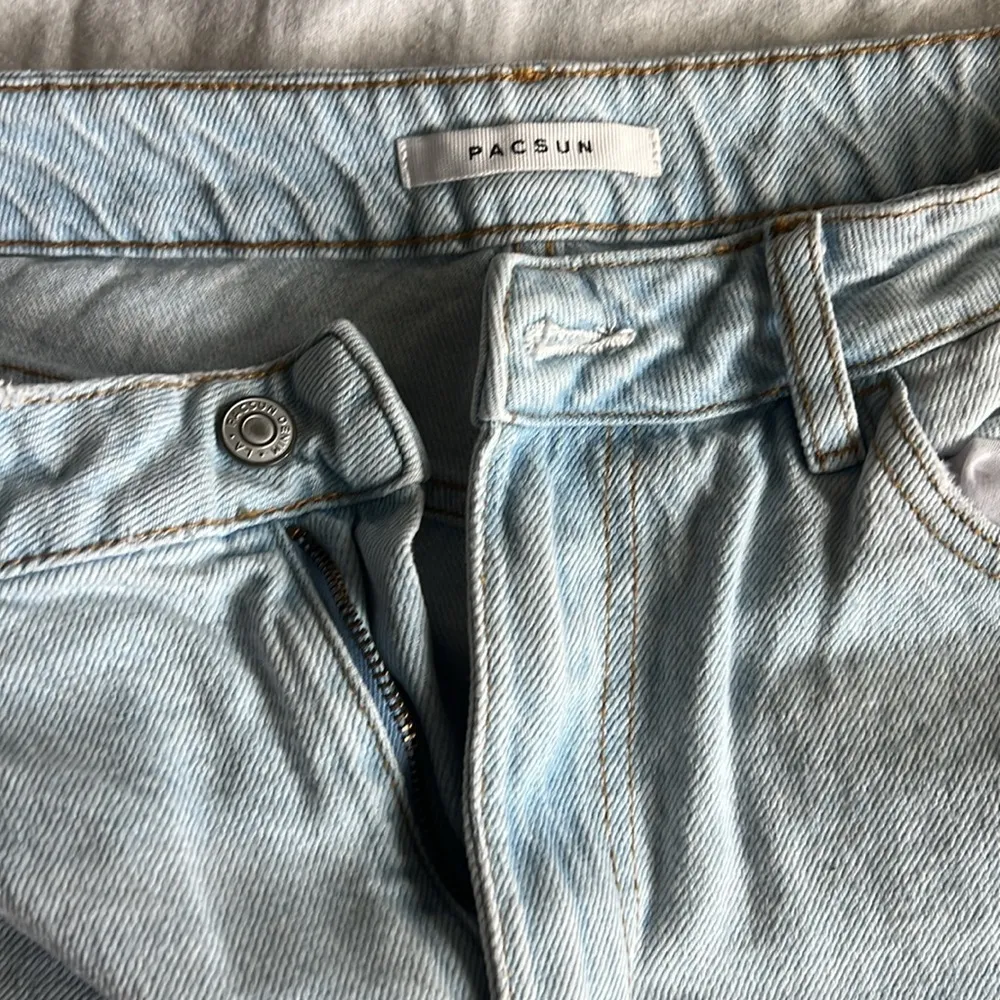 Light wash  mom Jean size 28 - Image 2