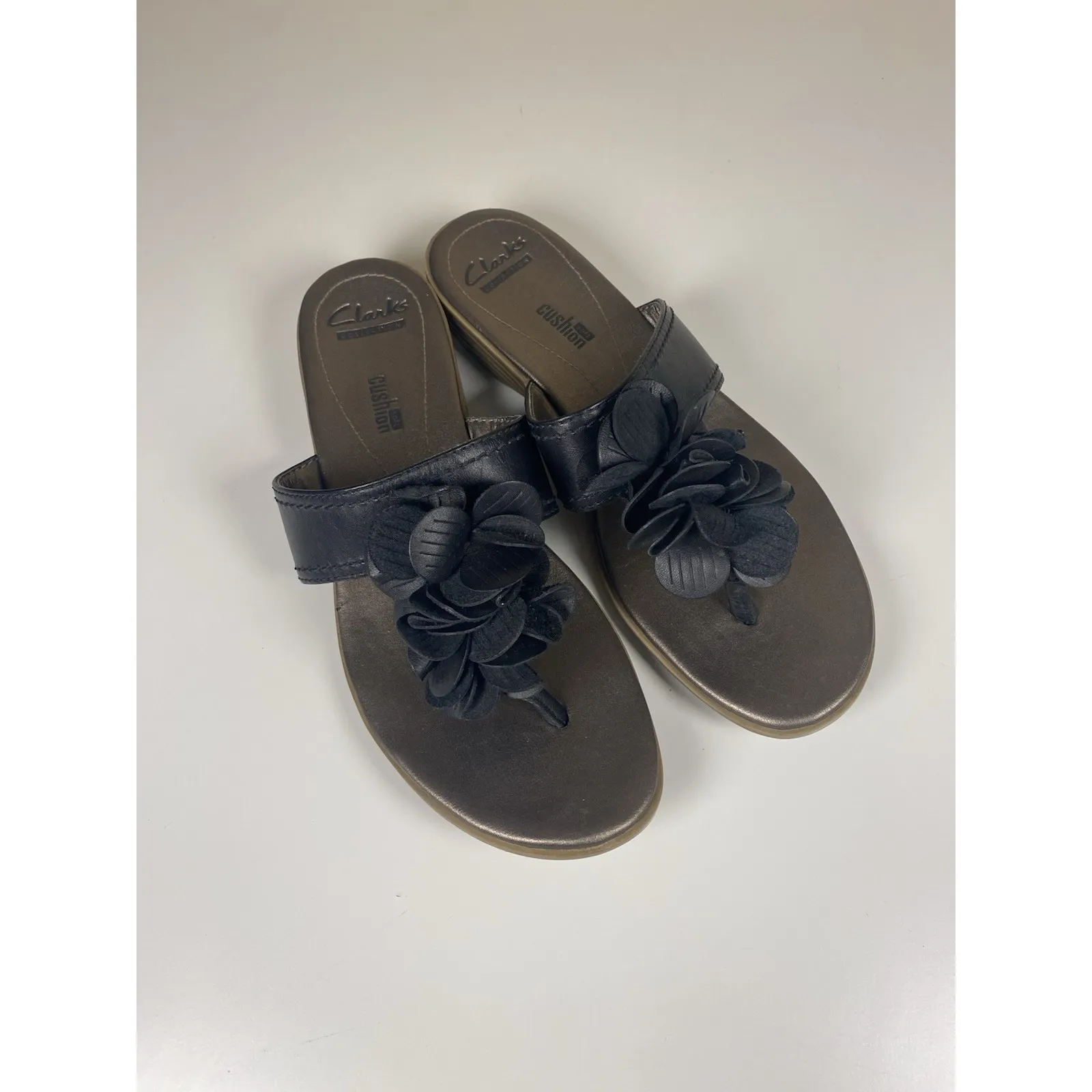 Clarks Artisan‎ Latin Samba Black Leather Flower Thong Cushion Sandals Size 7.5 - Image 4