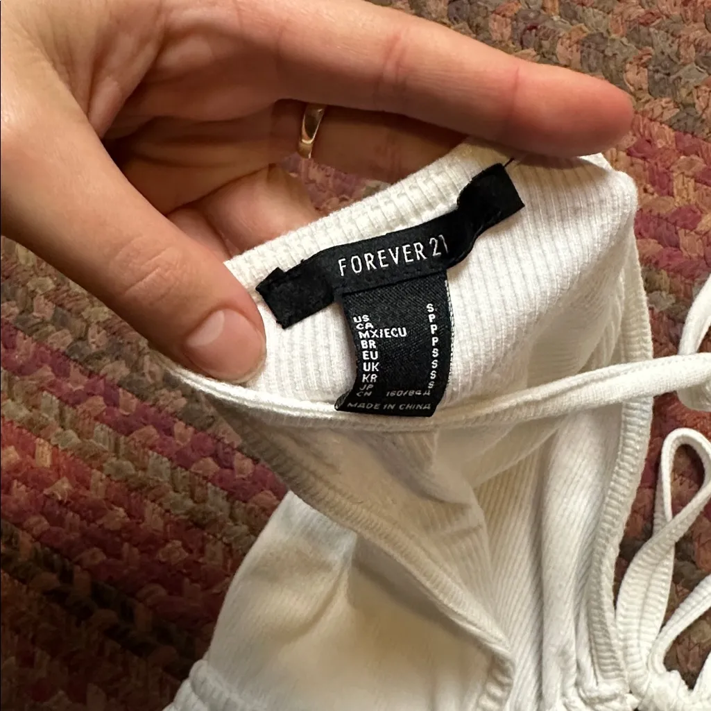 WHITE RIBBED KEYHOLE RUCHED TOE BACK CROP TOP - Image 4