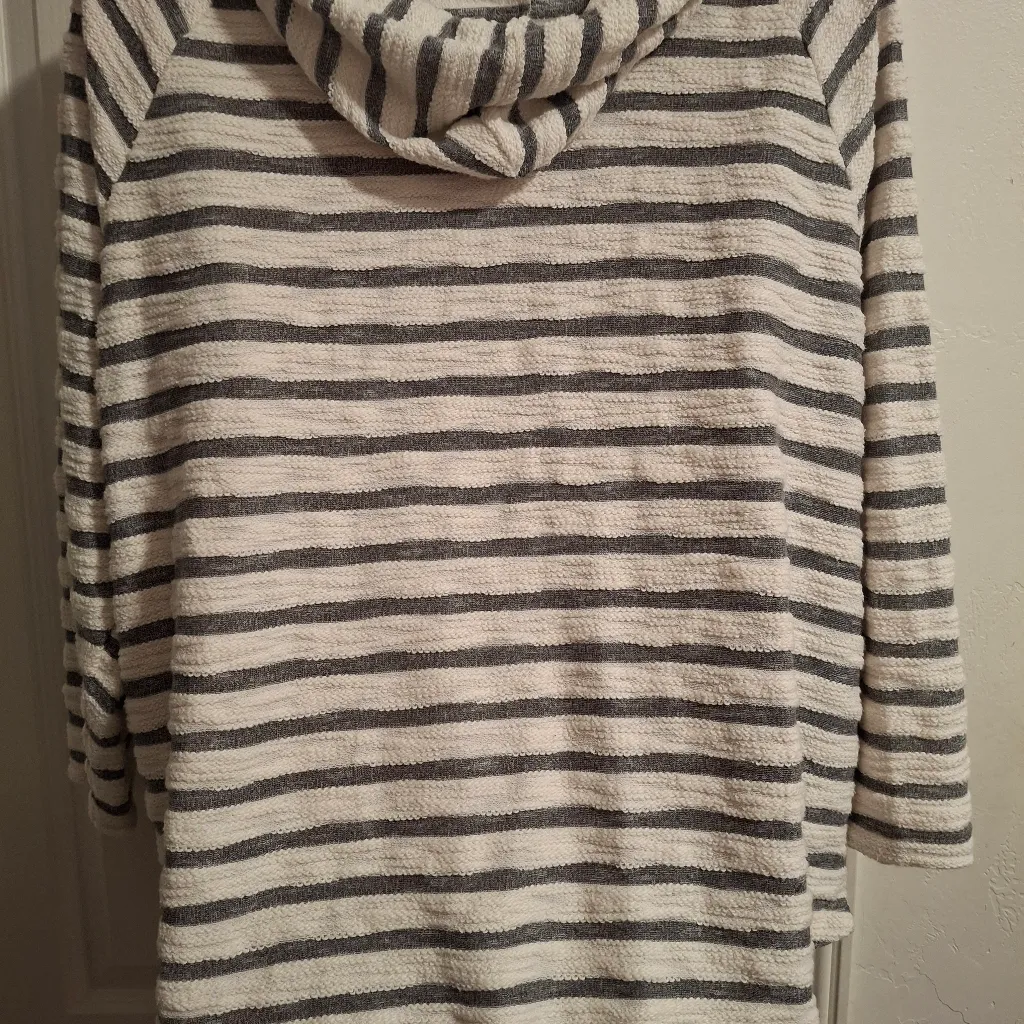 Maurices Sz 2  Striped Gray and White Women's Sweater - Image 12