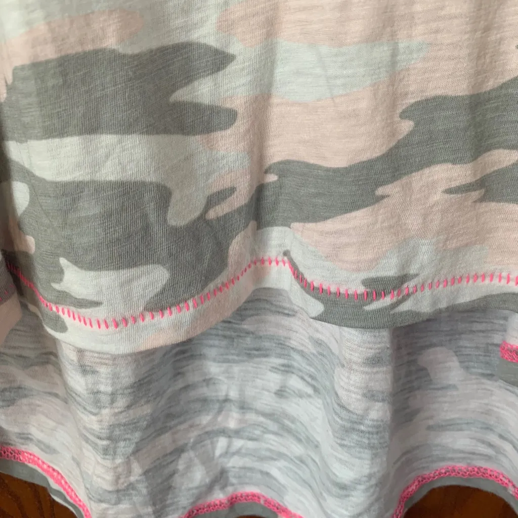 Gibson Motherchic Dutchy Roll Sleeve Hi-Low Short Sleeve Tee Shirt Camo NWT - Image 9