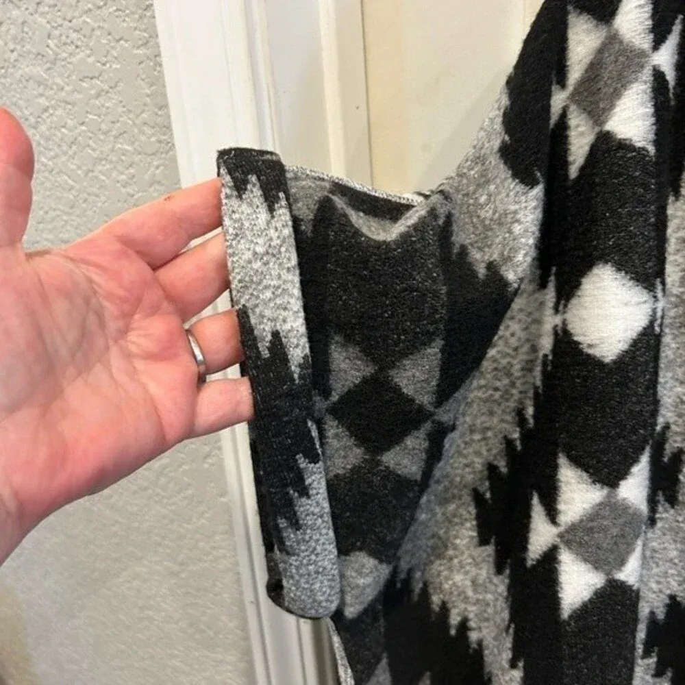American Eagle Aztec Print Poncho Ruana‎ Size Medium - Image 3