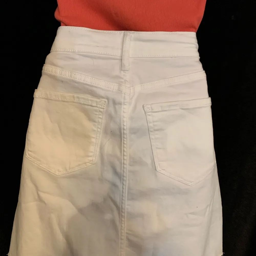 Women’s NWT White Jean Skirt Size 4 a.n.a Brand. Rough Cut Hem - Image 3
