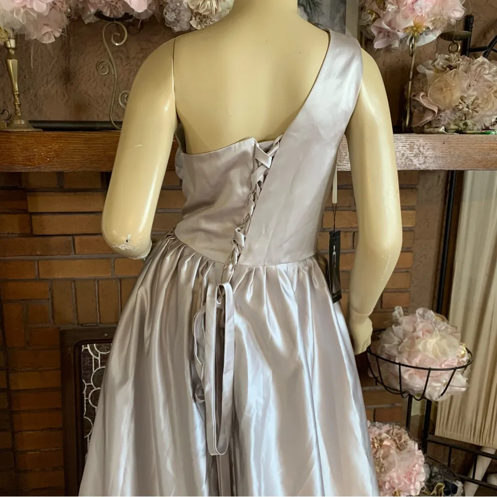 SUZHOU SILVER SATIN SLIT LEG ONE SHOULDER CORSET BACK FORMAL DRESS NWT (1X) - Image 7