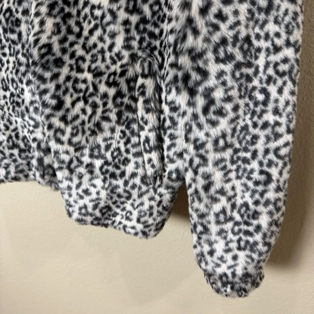 Vigoss Leopard Print Bomber Jacket faux fur size small - Image 3