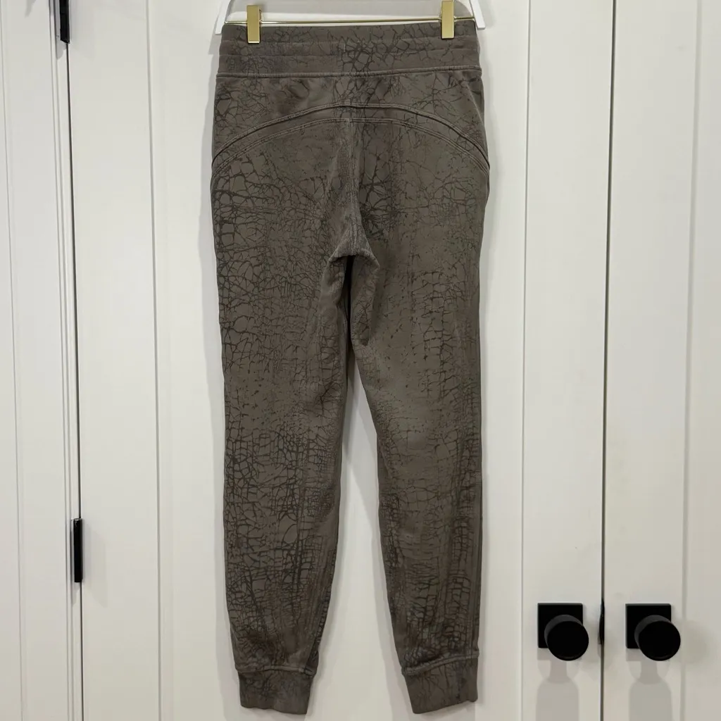 Lululemon Warm Down Jogger 7/8 Length Size 6 Thread Dye Rover Black Athleisure - Image 6