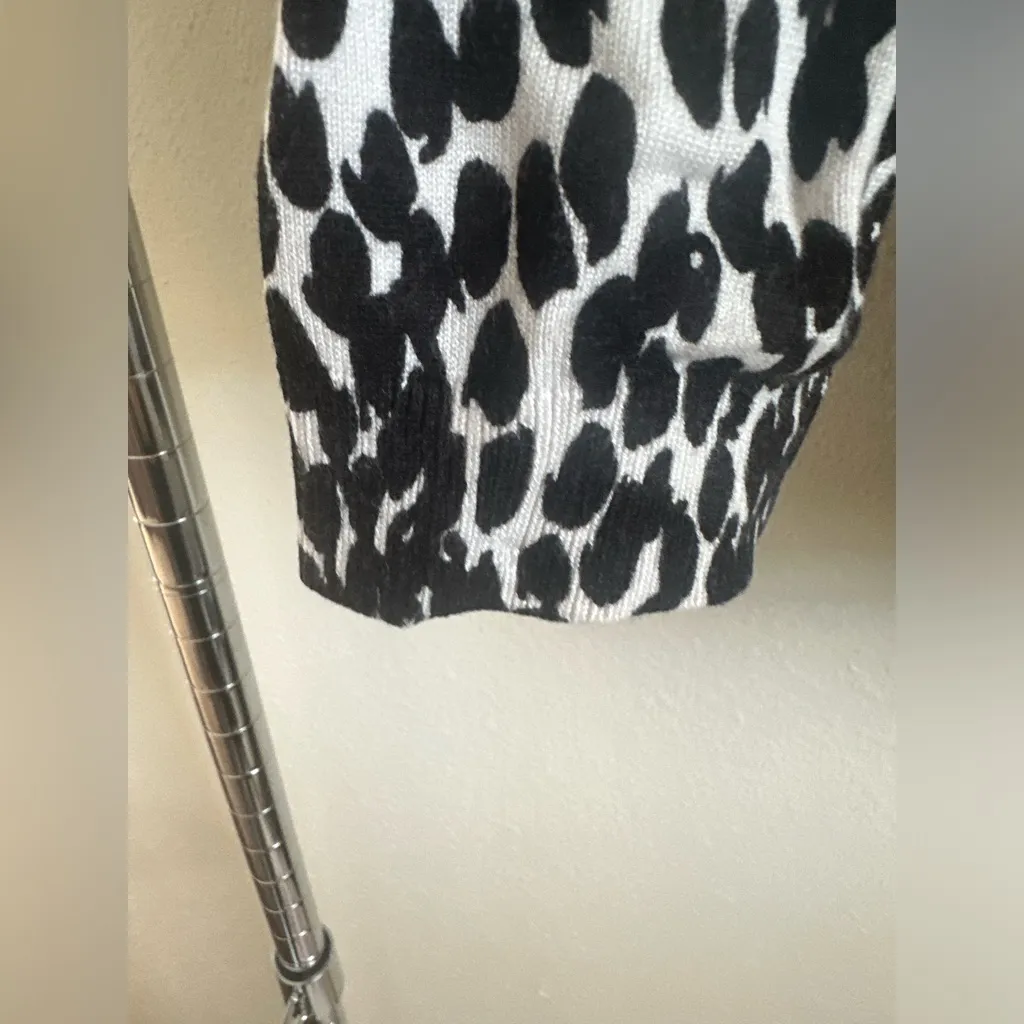 ROZ & ALI Black and white Cardigan with red trim. - Image 5