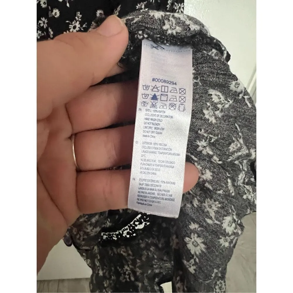 Forever 21 Floral Tank Top Woman’s Size Medium - Image 3