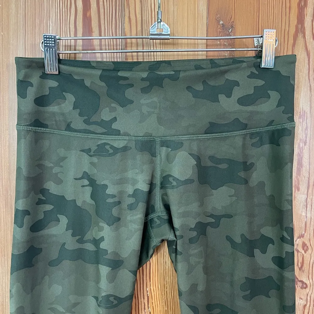 LuluLemon Wunder Under Low-Rise 7.5'' Cropped 21'' Camo Workout Leggings Sz 8 - Image 4