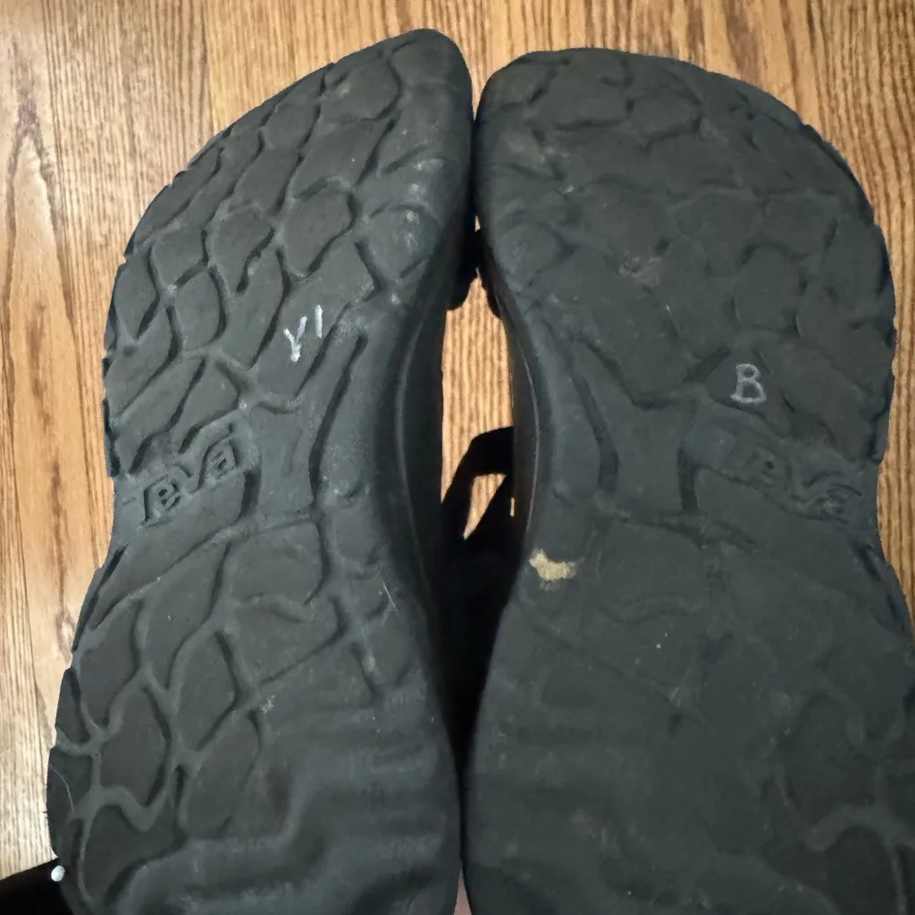 Teva Women's Zymic Black Sandals size. 6 - Image 4