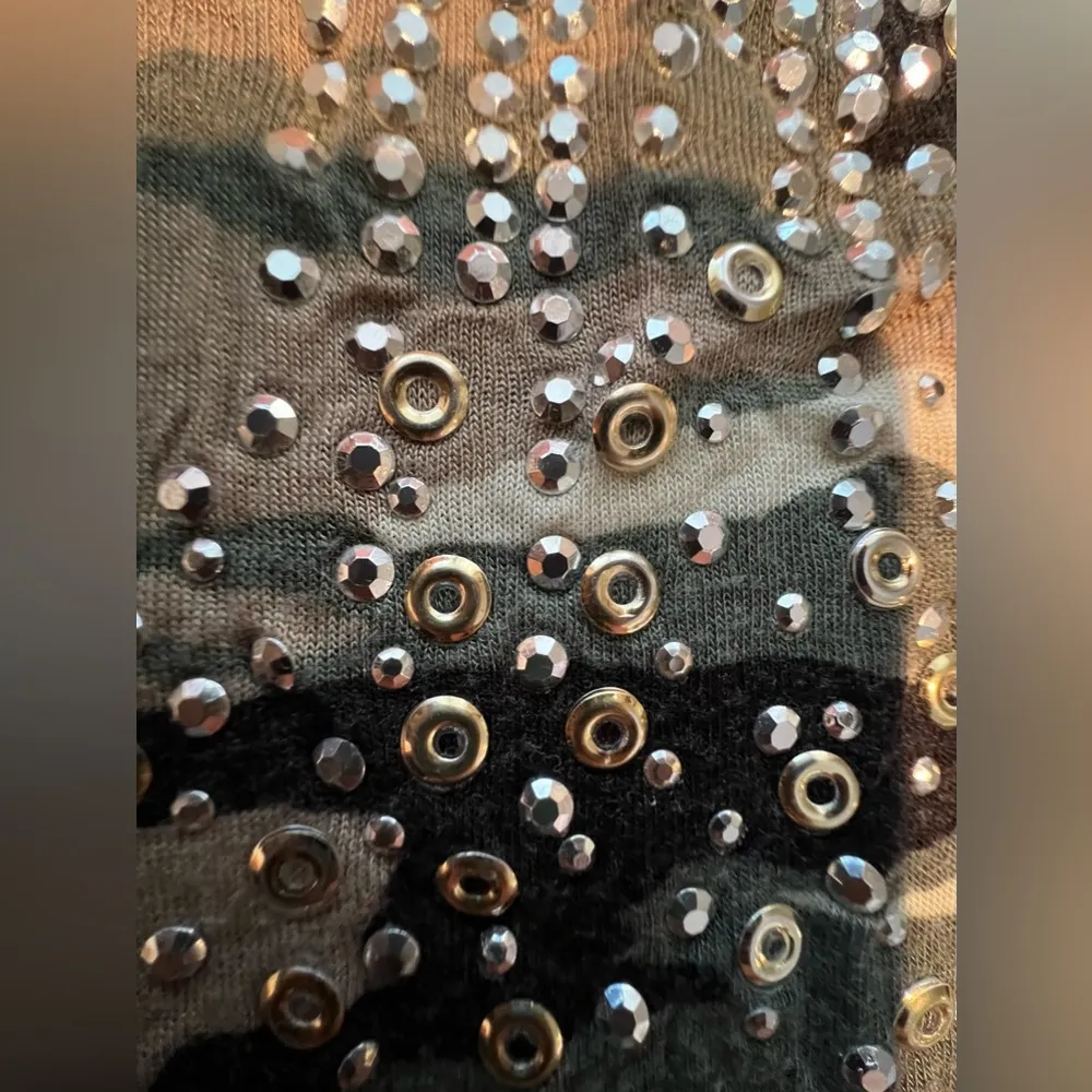 BODY CENTRAL | ladies embellished cross camouflage tank top. Size: L. - Image 6