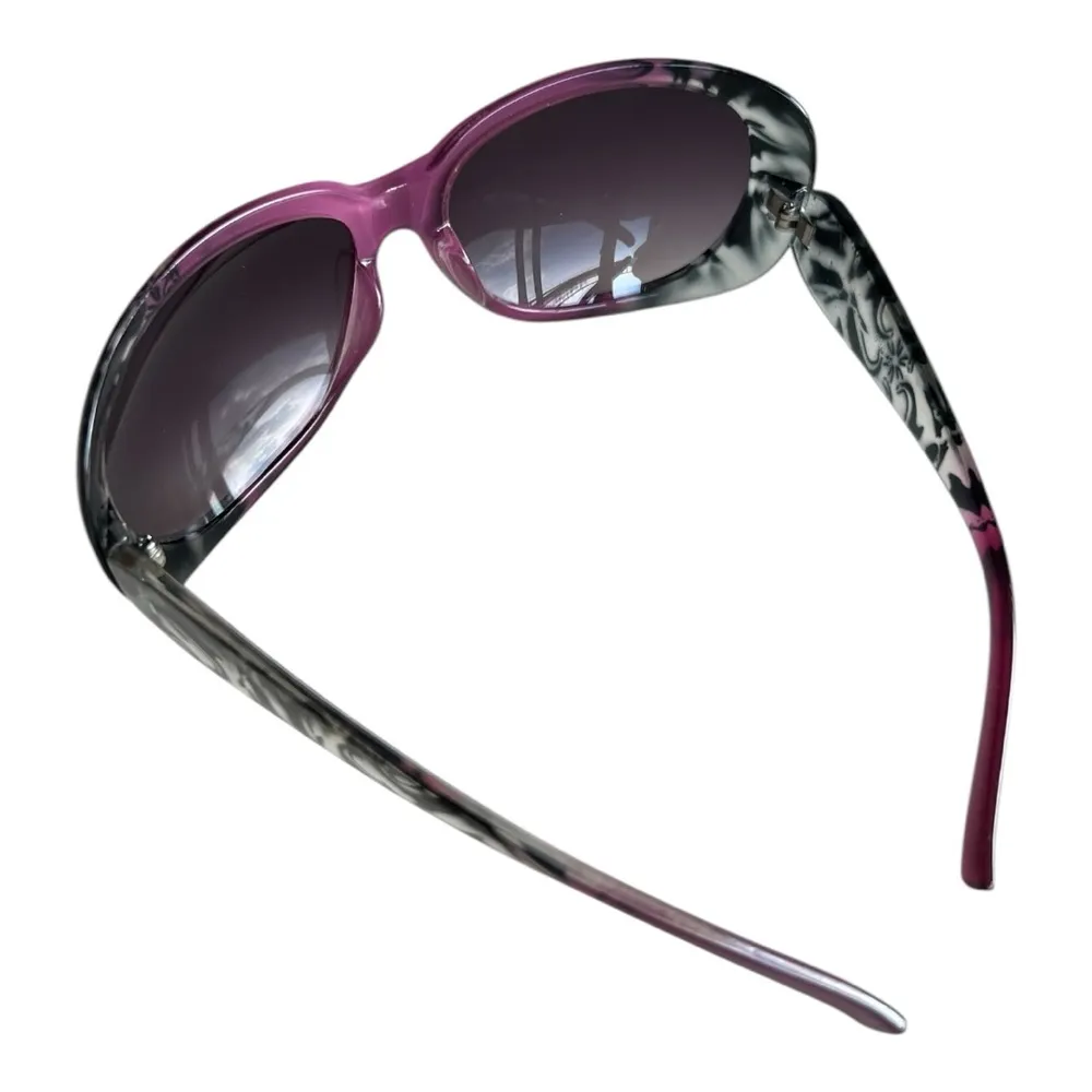 Women Stylish Pink and Black Tortoise Sunglasses - Image 5