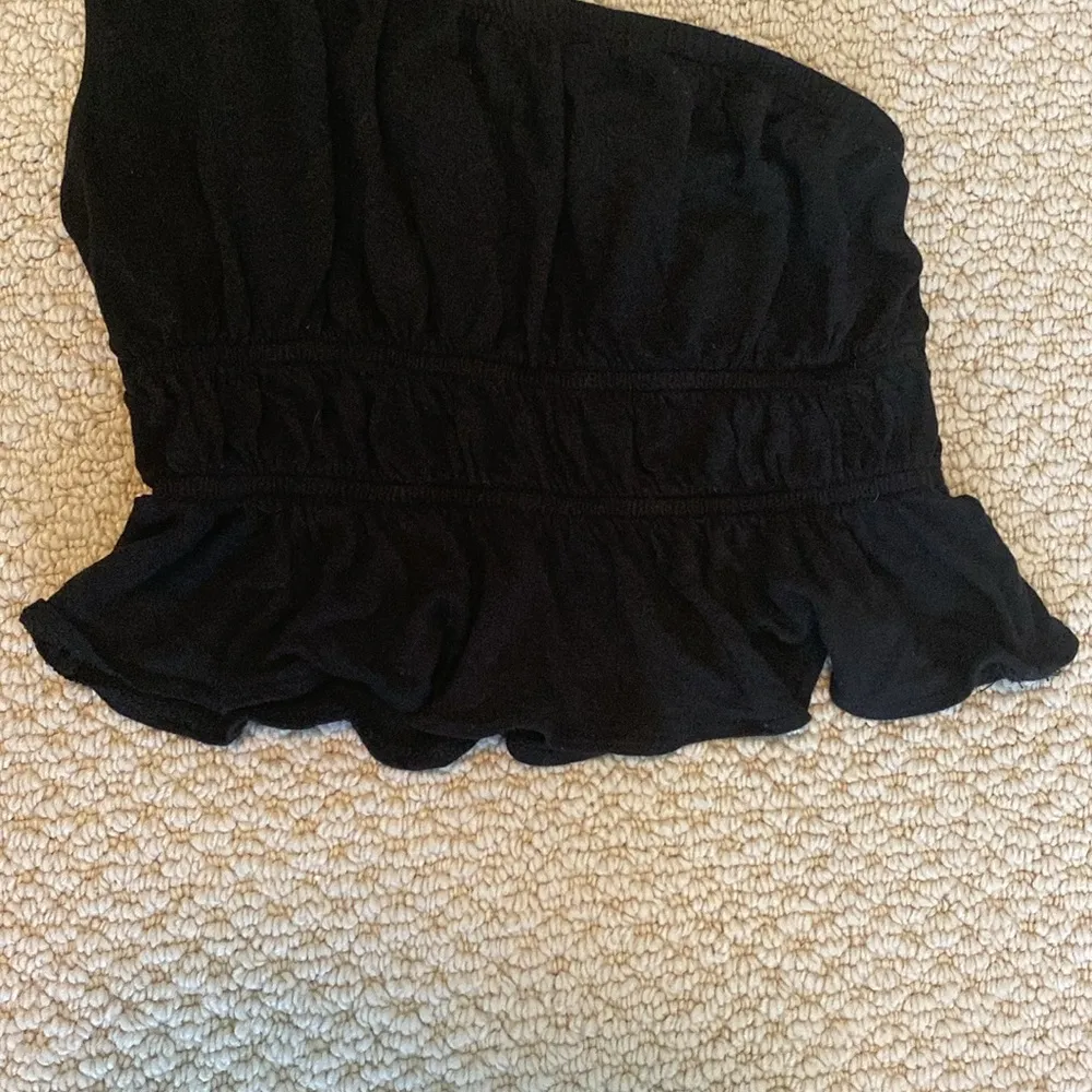 Urban Outfitters Size XS Women's Teen Girl black one-shoulder blouse - Image 2