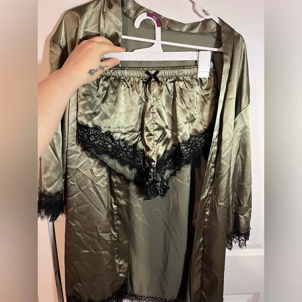 Satin Lace 2pc Set Olive Green Black Lounging Robe and Shorts Size Medium - Image 6