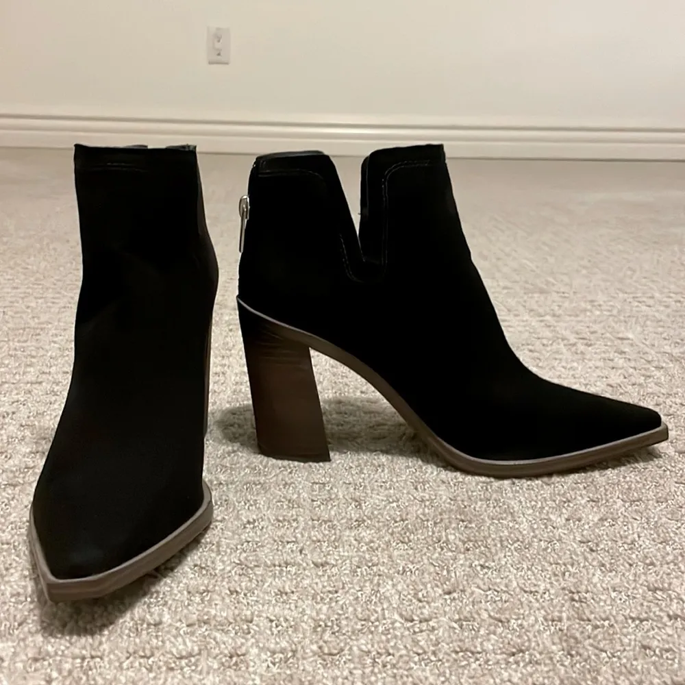 NWOT- Vince Camuto Black Welland Leather Pointed Toe Heeled Booties - Image 2