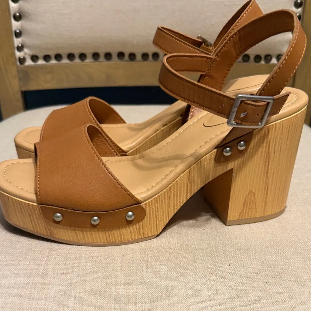 Universal Threads Universal Thread Tan Platform Sandals, Size 8.5 - Image 4