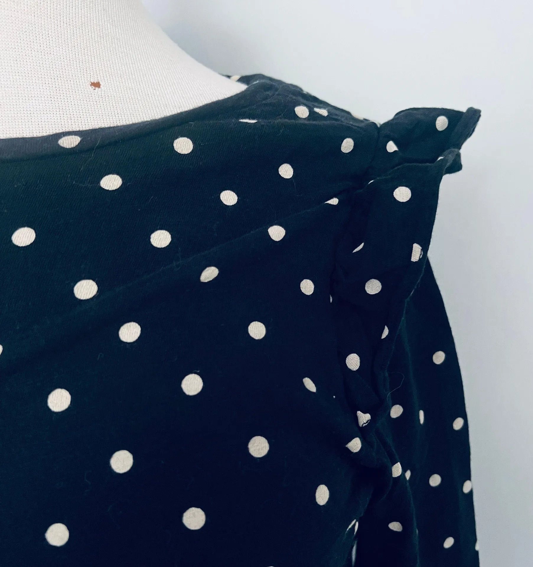 Old Navy Black Tan Polka Dot Ruffle Shoulder Top - Image 4