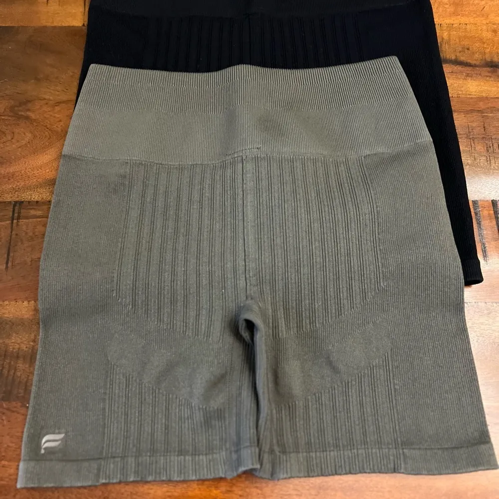 Fabletics Seamless Rib Shorts 6” | Black & Taupe Slate Gray | Size XL - Image 5