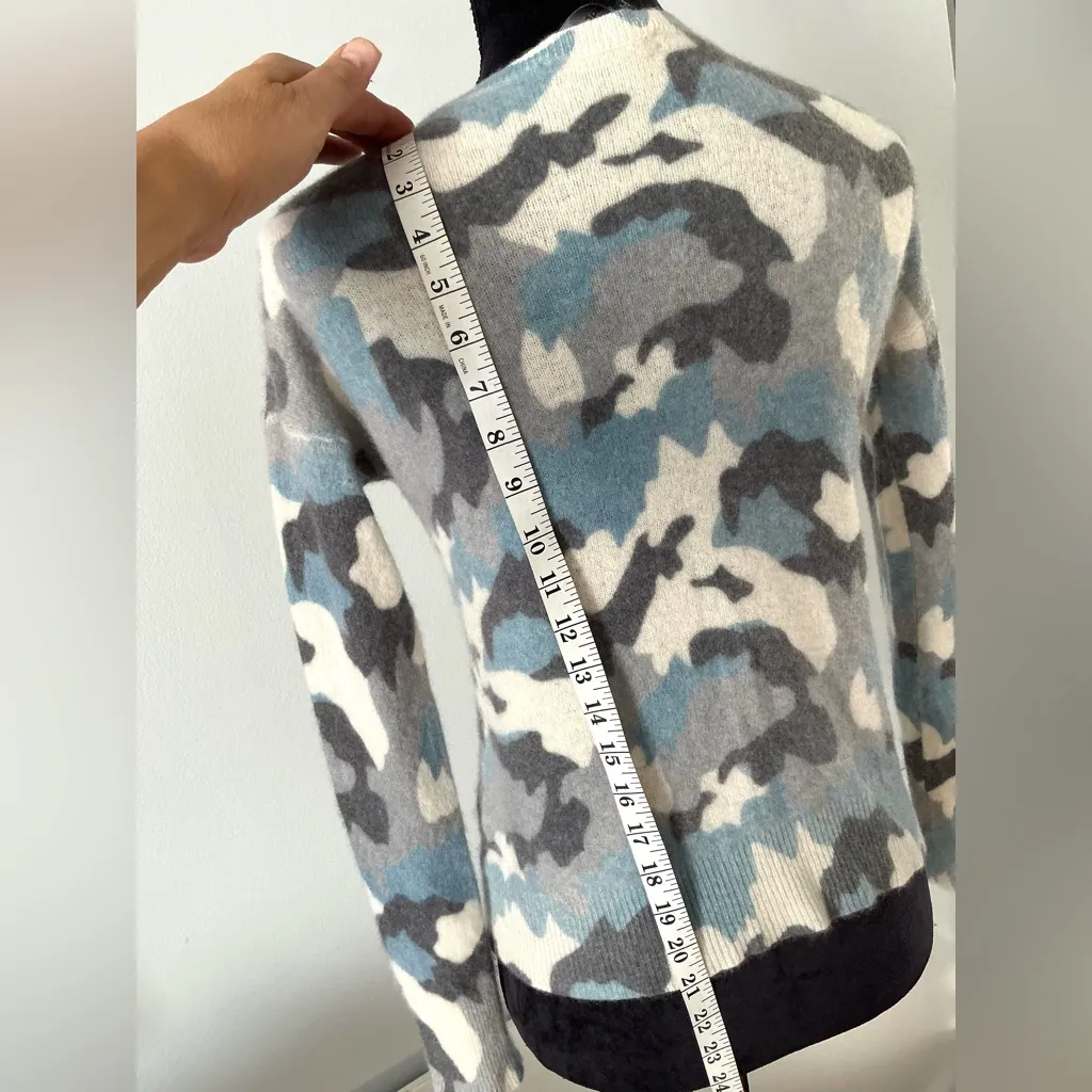 Cashmere sweater 💙🤍🩶 - Image 7