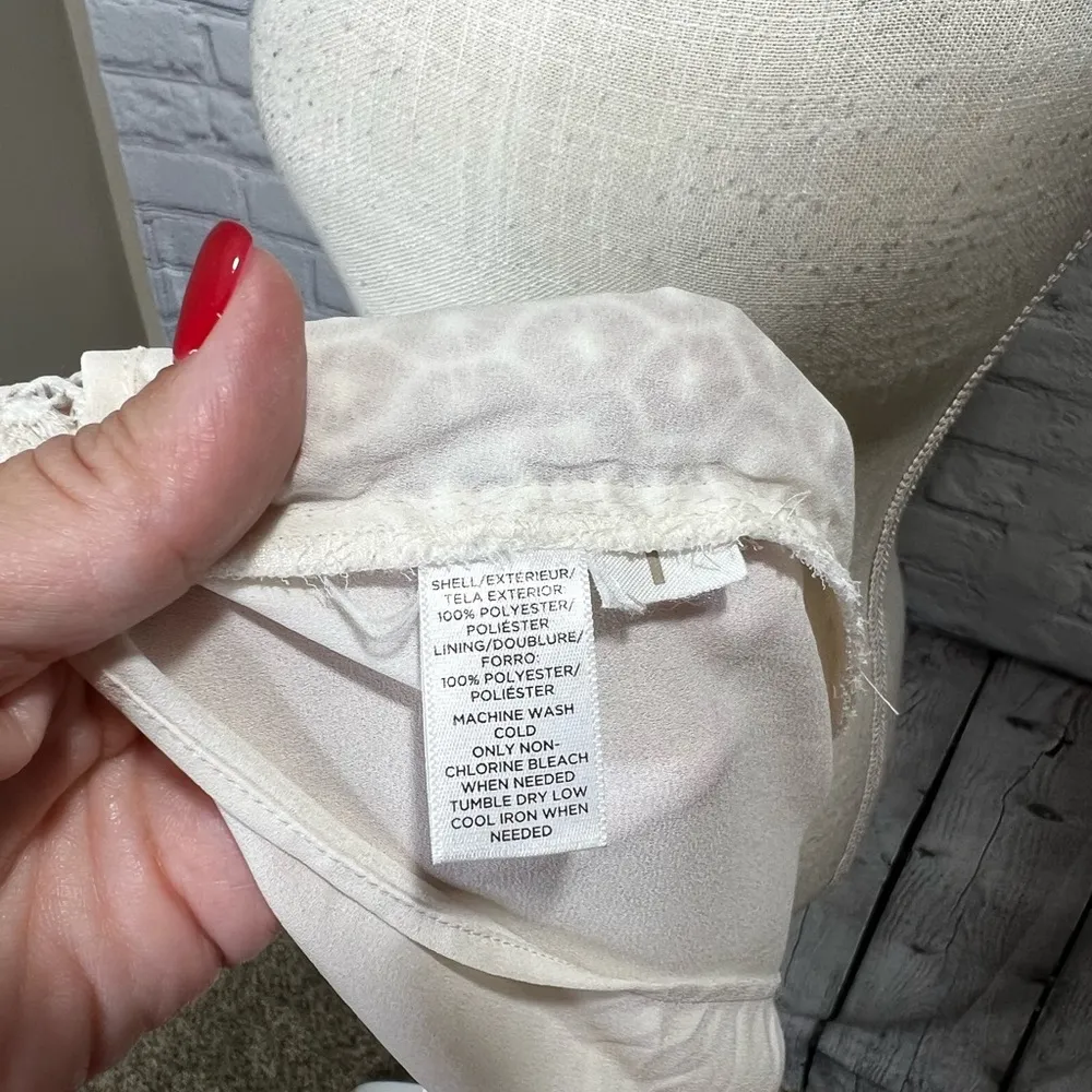 Loft cream colored crochet eyelet lace blouse size small - Image 3