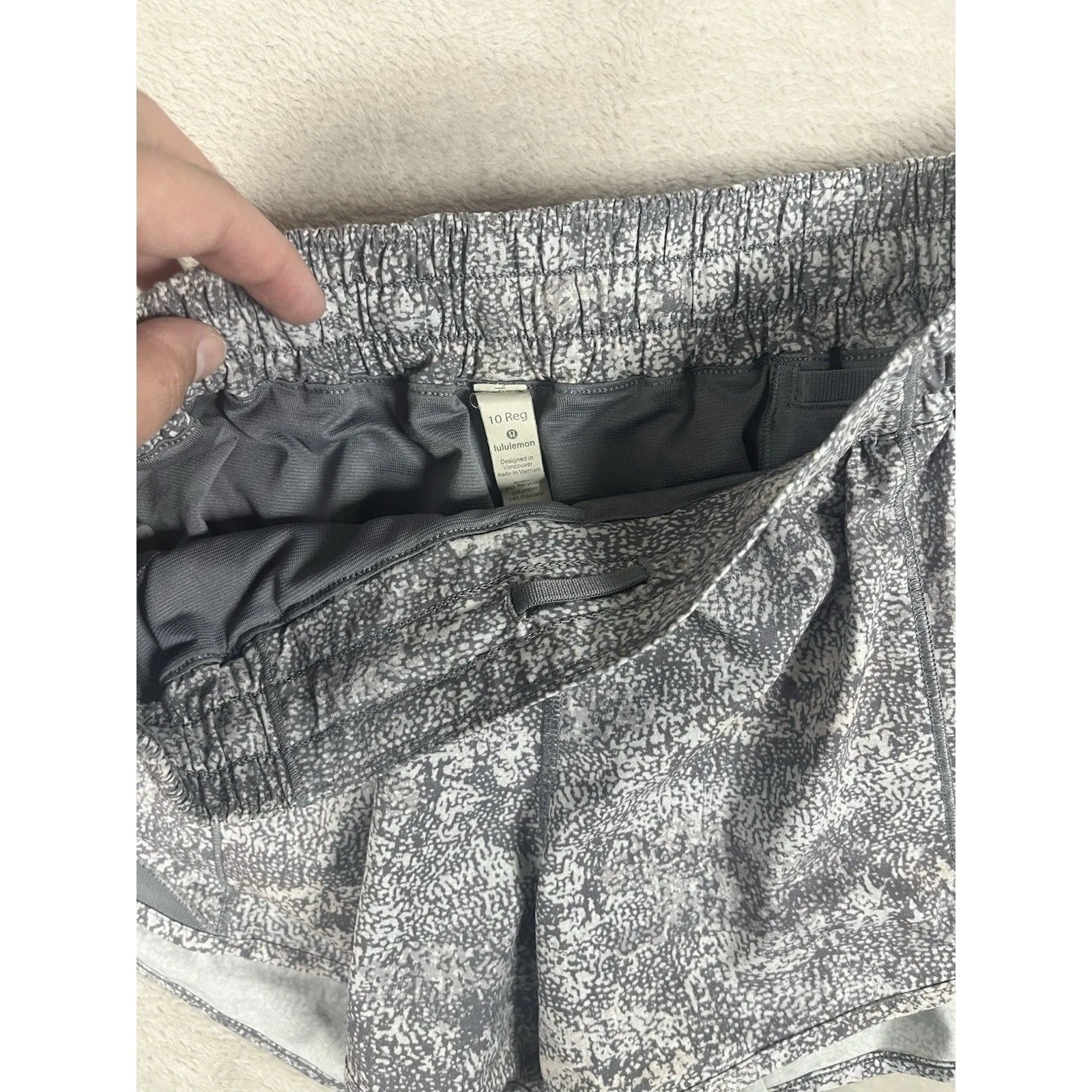 Lululemon Hotty Hot Short II 4" LR 10 Frozen Vista Alpine White Arctic Grey Gray - Image 3