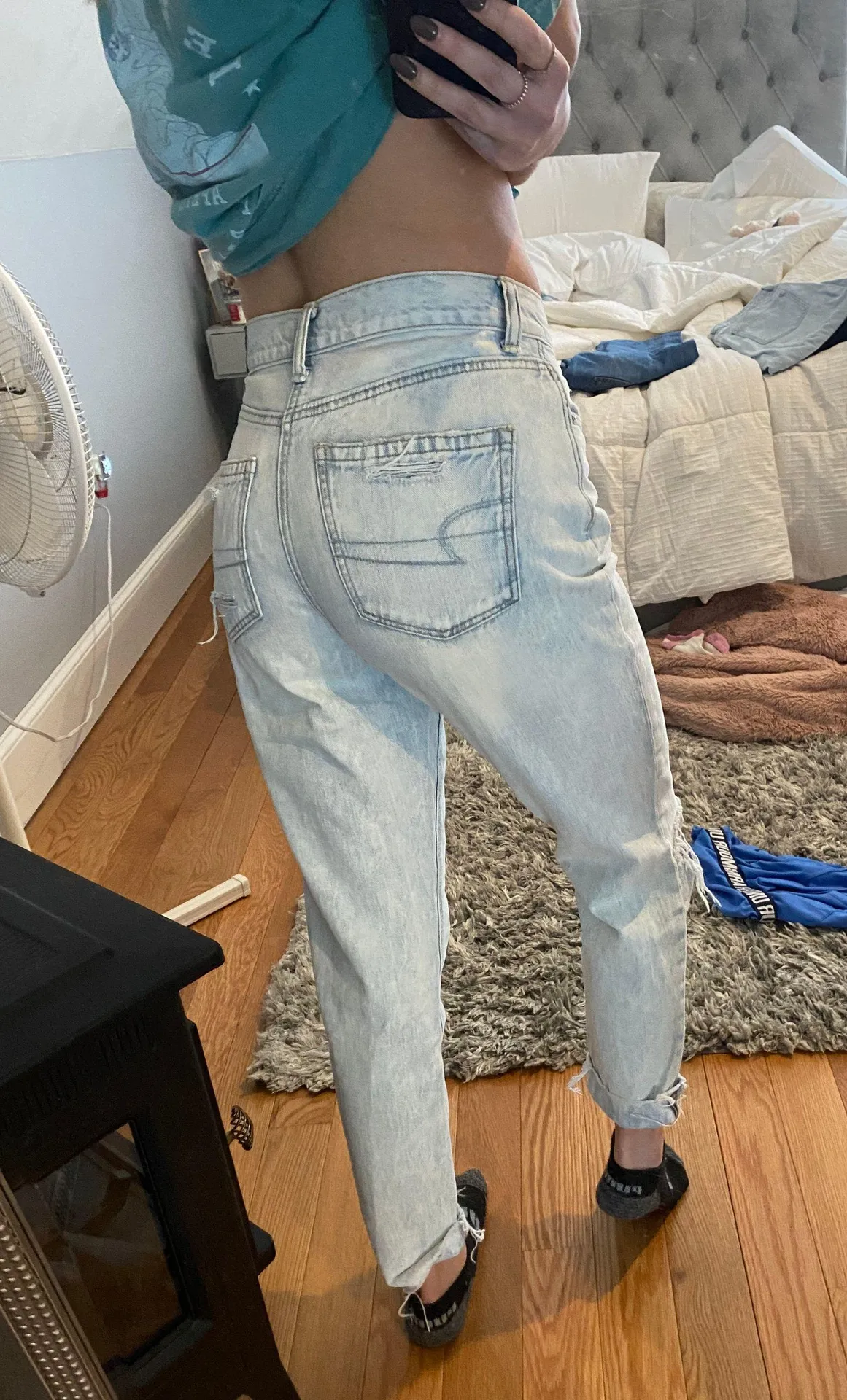 American Eagle Outfitters High Wasted Mom Jeans  - Image 4