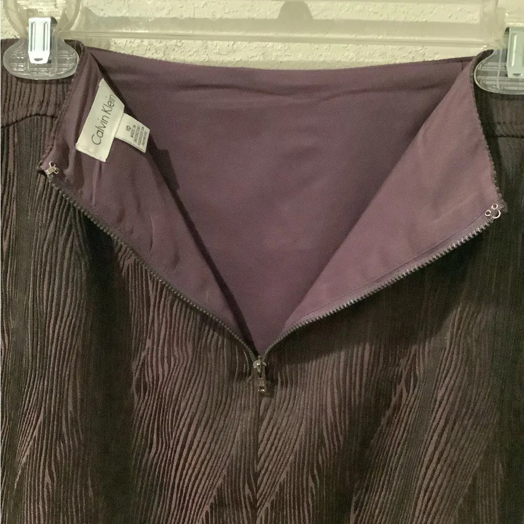 Calvin Klein Women’s Textured Burgundy & Black Lined Mini Skirt WORN ONCE - Image 4