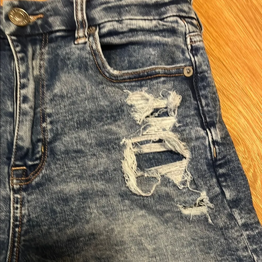 American Eagle Outfitters Blue Distressed Jean Shorts size 4 stretchy - Image 2