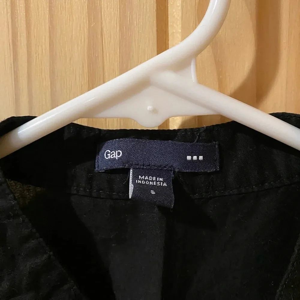 Gap black and floral sleeveless shirt size small - Image 4